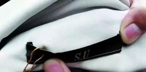 一件衣服，两件商标