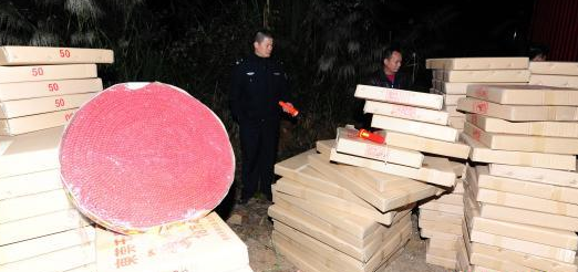 广东云浮市查获大宗非法运输劣质烟花爆竹案