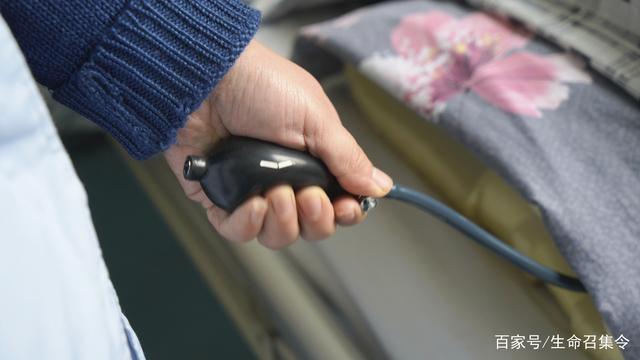护士扎堆搞发明屡获专利 设计出瘫痪病人转移“神器”