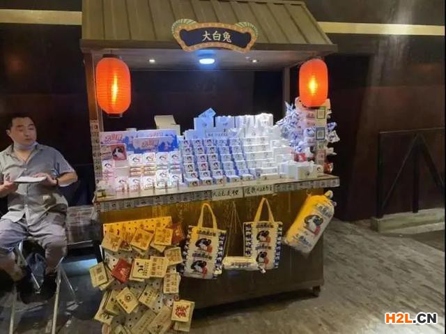 “大白兔”还是“人白免”?小心买到山寨版大白兔唇膏!